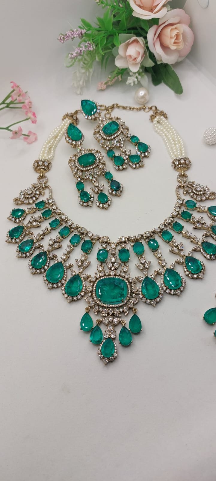 Emerald Royale Statement Necklace Set with Matching Earrings & Maang Tikka Gallery Image